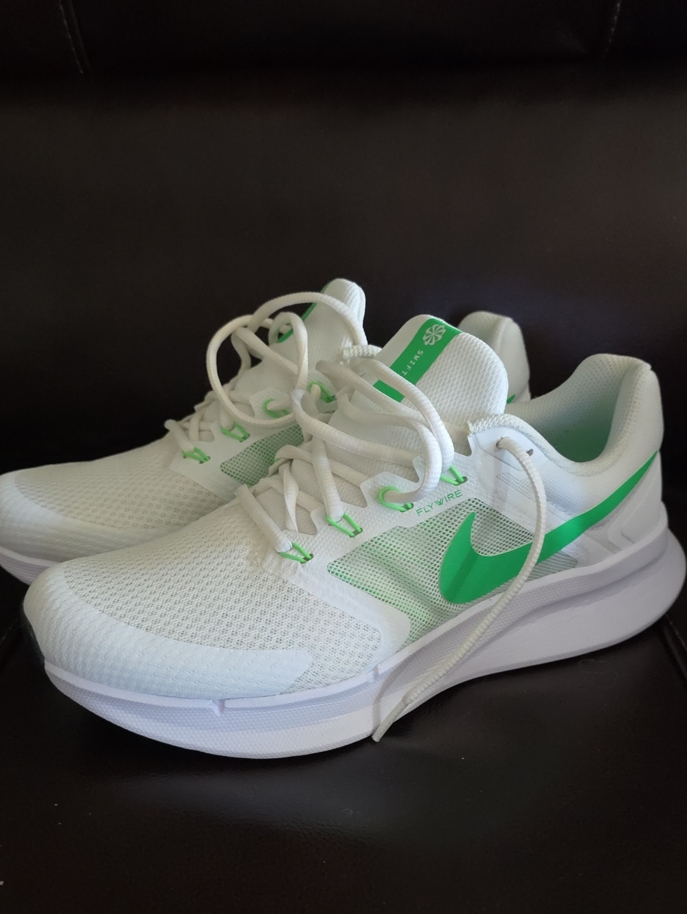 Nike Men's White and Green Flywire Running Sneakers Size 9.5
